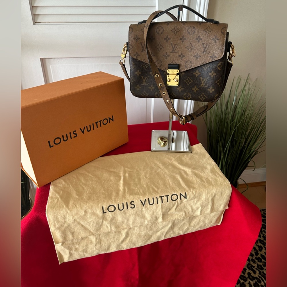 LIKE NEW -  AUTHENTIC Louis Vuitton Crossbody Reverse Monogram Handbag.